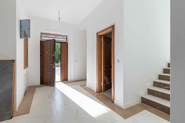 A luxurious three-story villa on the first sea line in  Kotor — photo 37